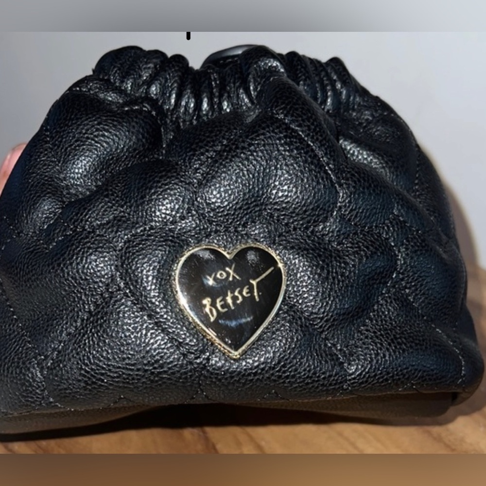 NWOT BETSEY JOHNSON QUILTED BLACK BUCKET BAG CHAIN ACCENT STRAP SATCHEL/SHOULDER